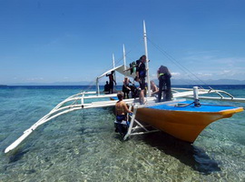 boat diving in moalboal cebu philippines